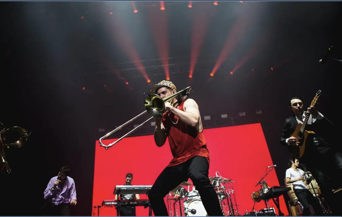 Javier Ramos playing trombone with Moral Distraída